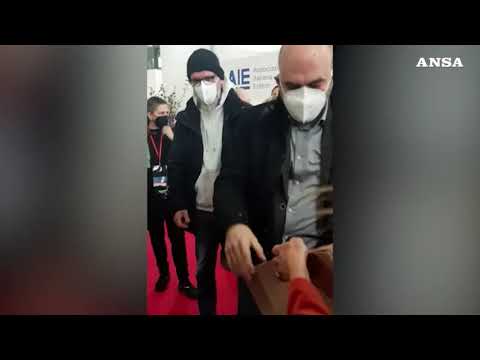 Roberto Saviano riceve il Pacco alla Camorra a “Piu’ libri, piu’ liberi”