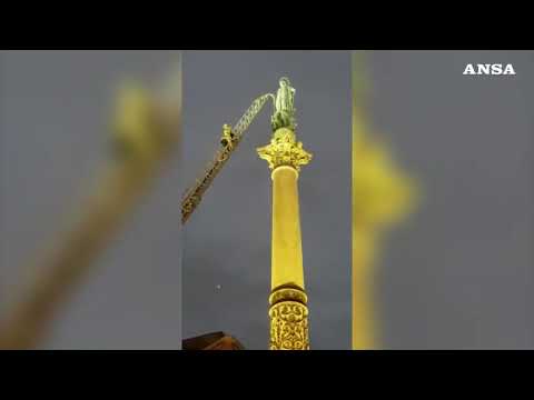 Roma, i Vigili del fuoco depongono una corona di fiori sulla statua della Madonna