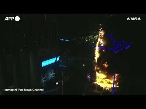 New York, un albero di Natale prende fuoco fuori dalla sede di Fox News