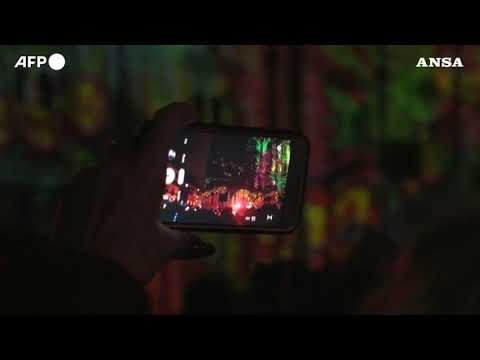 Lione, torna il tradizionale festival delle luci con le mascherine obbligatorie