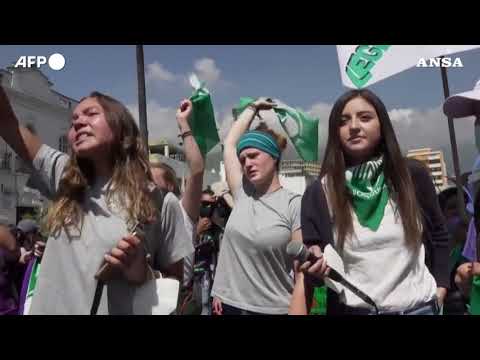 Ecuador, manifestanti pro e contro aborto protestano davanti al parlamento