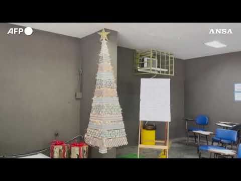 A Rio de Janeiro i sanitari hanno realizzato un albero di Natale con i vaccini vuoti