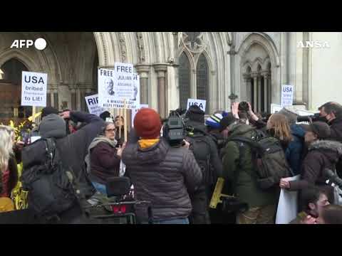 Assange, la Corte Gb ribalta il verdetto contro l’estradizione Usa: proteste all’esterno