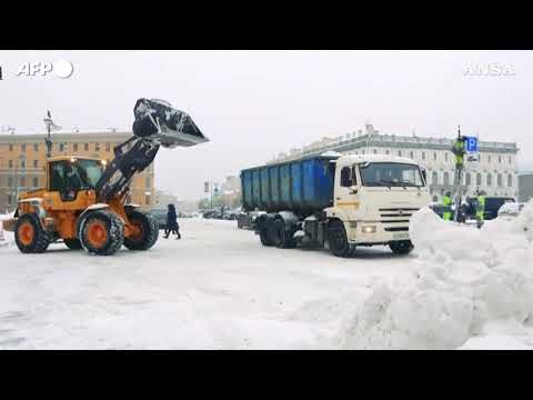 San Pietroburgo in bianco dopo una glaciale bufera di neve