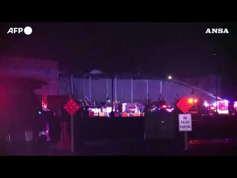 Usa, in Illinois crolla un capannone Amazon: 100 operai intrappolati