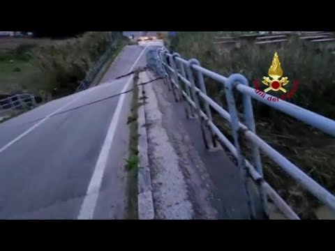 Maltempo in Sicilia, crolla un ponte in provincia di Trapani: il video