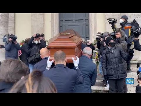 Addio Lina Wertmuller, il feretro arriva alla Chiesa degli Artisti
