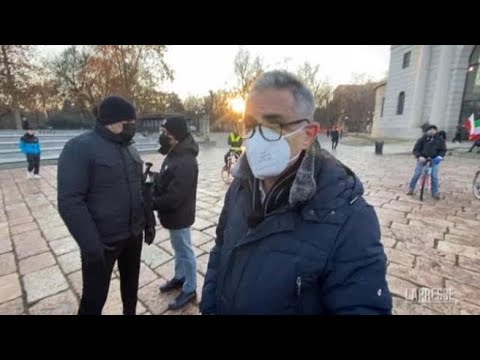 Pregliasco in piazza incontra i No Green Pass: «Non sono riuscito a convincerne nessuno»
