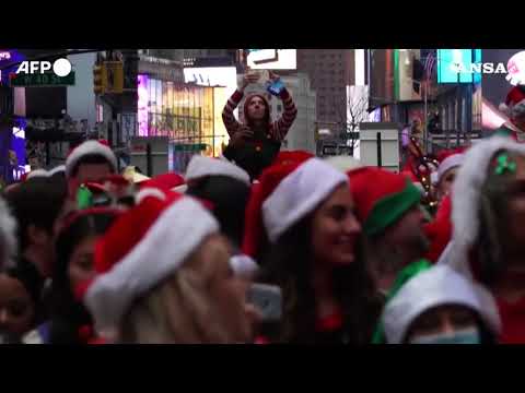 Torna il “Santacon” a New York, il giro dei bar vestiti da Babbo Natale