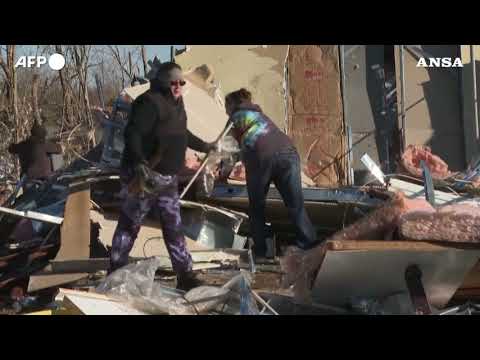 Tornado del Kentucky, i sopravvissuti cercano cio’ che gli e’ rimasto tra le macerie