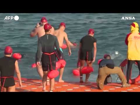 Hong Kong, torna la traversata a nuoto nel Victoria Harbour