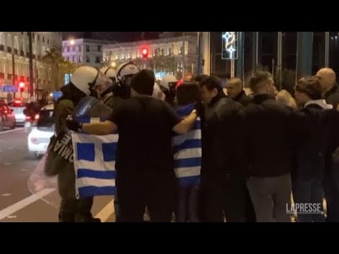 Atene, tensione alla manifestazione No Vax