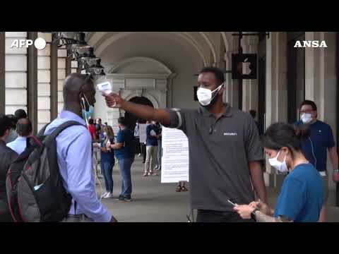 Covid, Omicron nel Regno Unito: casi raddoppiati e primi ricoveri