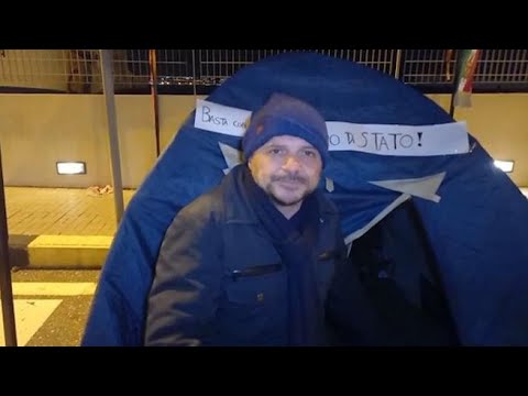 Green Pass, il sindaco di Messina trascorre la notte in tenda per protesta