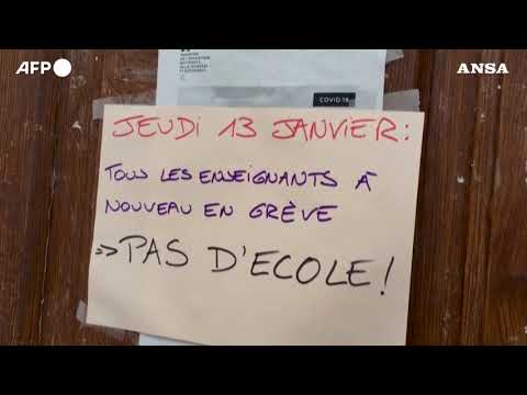 Francia, ministro fece un annuncio su Covid e scuola da Ibiza: pioggia di polemiche