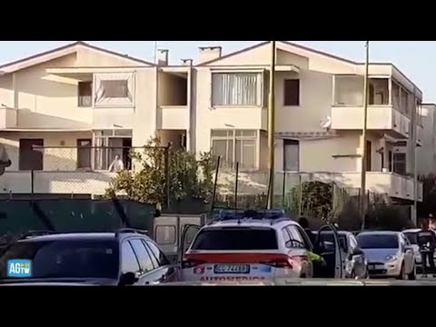 Viareggio, l’uomo barricato in casa si affaccia alla finestra