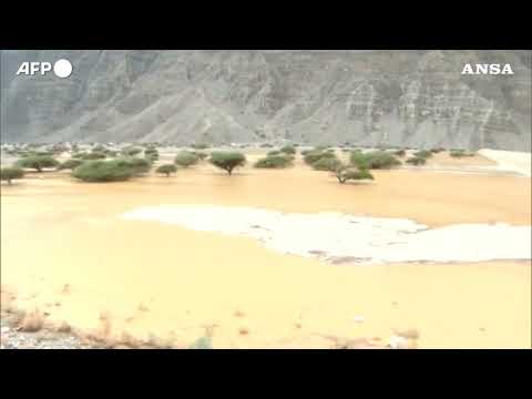 Oman, strade allagate a causa delle forti piogge
