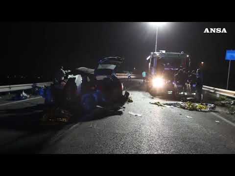 Incidente stradale nel Bresciano, scontro tra auto e bus: cinque giovani morti