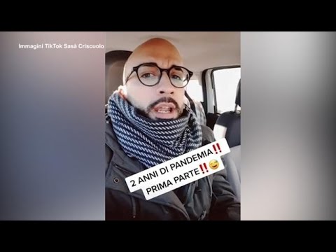 I canti sui balconi, il lockdown, i vaccini: il riassunto (con una risata) di due anni di…