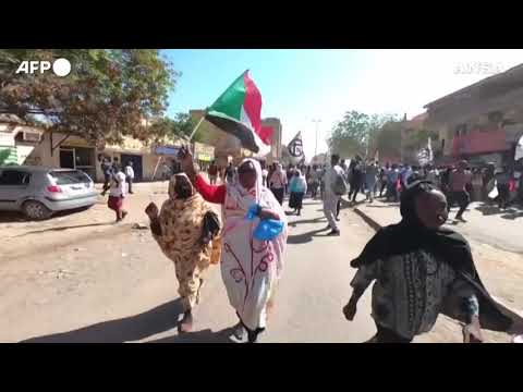 Sudan, i manifestanti  bloccano Khartoum contro il governo militare