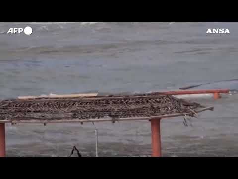 Tonga, le onde dello tsunami si abbattono sulla costa con un boato