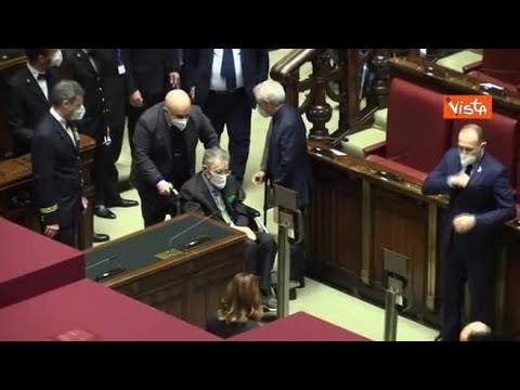 Secondo voto per il Quirinale, la prima scheda nell’urna è di Umberto Bossi