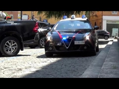 Ascoli Piceno, vaccini buttati e green pass falsi: arrestato un medico