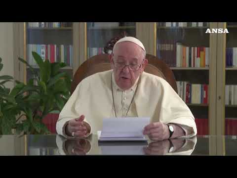Il Papa ai genitori: “Non condannate i figli gay”