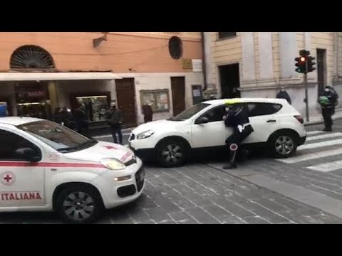 Rapallo, automobilista fugge all’alt e trascina un agente per 20 metri