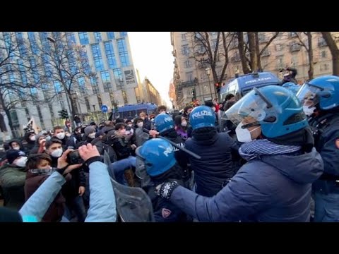 Torino, scontri alla manifestazione degli studenti: cariche e manganellate della polizia