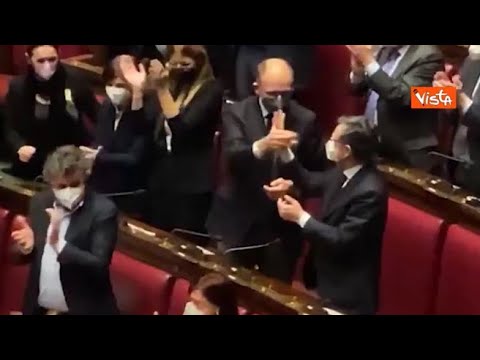Quirinale, la gioia di Letta per elezione Mattarella: batte il cinque e stringe mani
