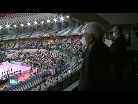 «Grazie Presidente», gli applausi del Palaeur per Mattarella alla finale di Coppa Italia di…