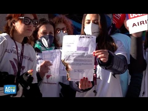 Air Italy, ex dipendenti in piazza bruciano le lettere di licenziamento
