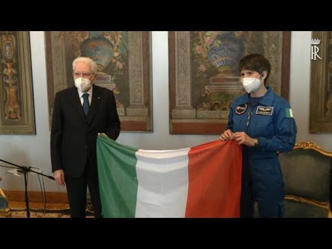 Quirinale, Mattarella consegna il Tricolore a Cristoforetti: «Siamo proiettati verso il futuro»