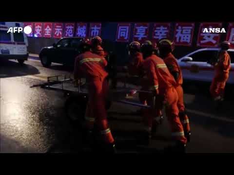 Cina, crolla un edificio per un’esplosione: almeno 16 morti