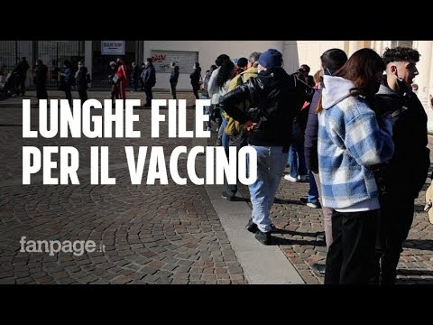 Vaccini, lunghe file a Napoli: “Estendere obbligo a tutti”