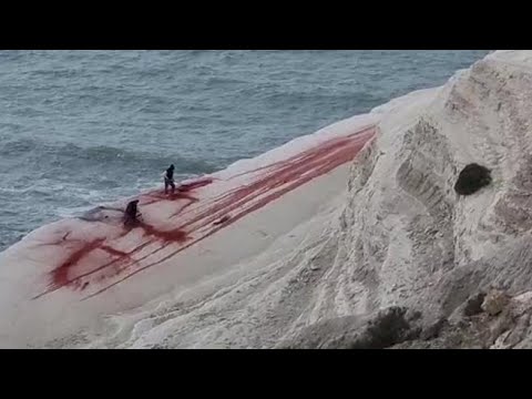 Agrigento, deturpata la Scala dei Turchi: ignoti la imbrattano con della polvere da intonaco…