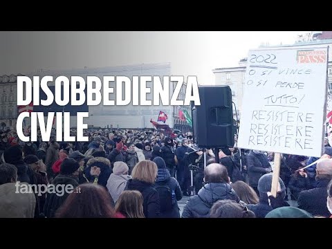 No Green Pass tornano in piazza a Torino: “Il draghismo è come il fascismo”