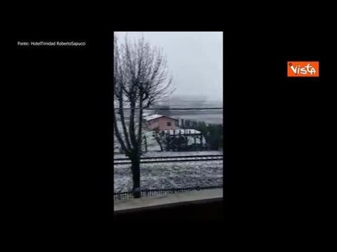 La neve imbianca Rimini e le sue spiagge, l’ironia social: «fate la settimana bianca qui»