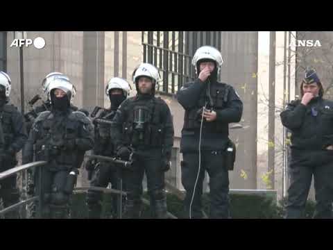 Covid: scontri a Bruxelles durante le proteste antirestrizioni, alberi di Natale dati alle fiamme