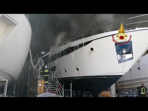 A fuoco uno yacht ai cantieri Ferretti a Cattolica, 10 operai in osservazione
