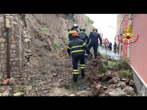 Crolla un muro a Termini Imerese, nessun ferito sotto le macerie