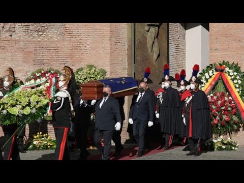 Funerali di Sassoli, un applauso accompagna l’uscita del feretro