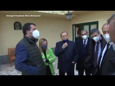 La stretta di mano tra Berlusconi e i leader del centrodestra dopo il vertice a Villa Grande