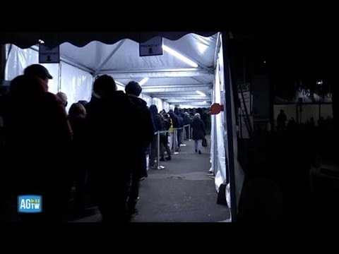 Vaccini Covid, lunghe code all’hub notturno di Sesto San Giovanni