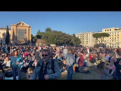 Roma, in migliaia a piazza San Giovanni contro green pass e obbligo vaccinale