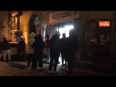 A Napoli, la notte bianca dei vaccini: centinaia di persone in coda