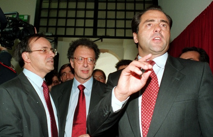 Lo scandalo Tangentopoli – La Festa nazionale del gatto – Lo scoppio della guerra civile in Libia