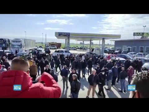 Foggia, la protesta dei camionisti contro il rincaro carburante: «Conviene più tenere i camion…