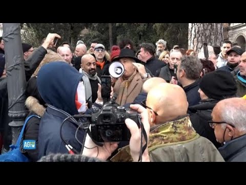 Roma, la manifestazione ‘No Green Pass’ in Piazza Venezia: «Centinaia di pullman bloccati»